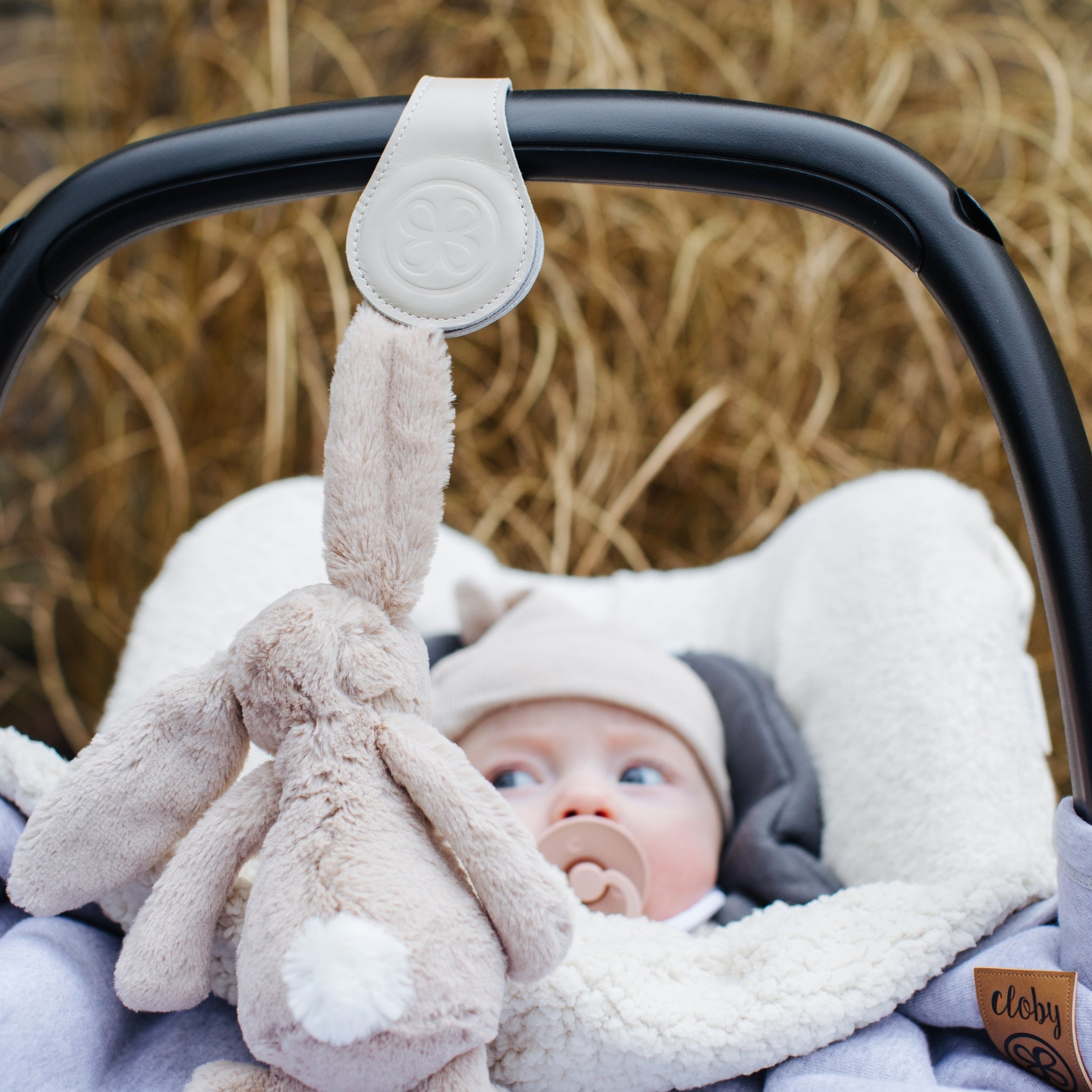 Beige swaddle clips op Maxi Cosi