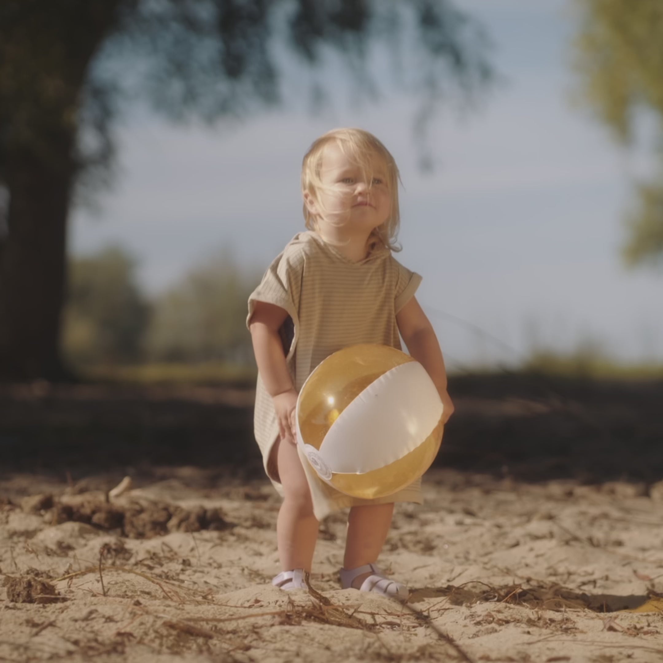 Load video: UV Poncho in Sandy Beach/Olive Green - UPF 50+