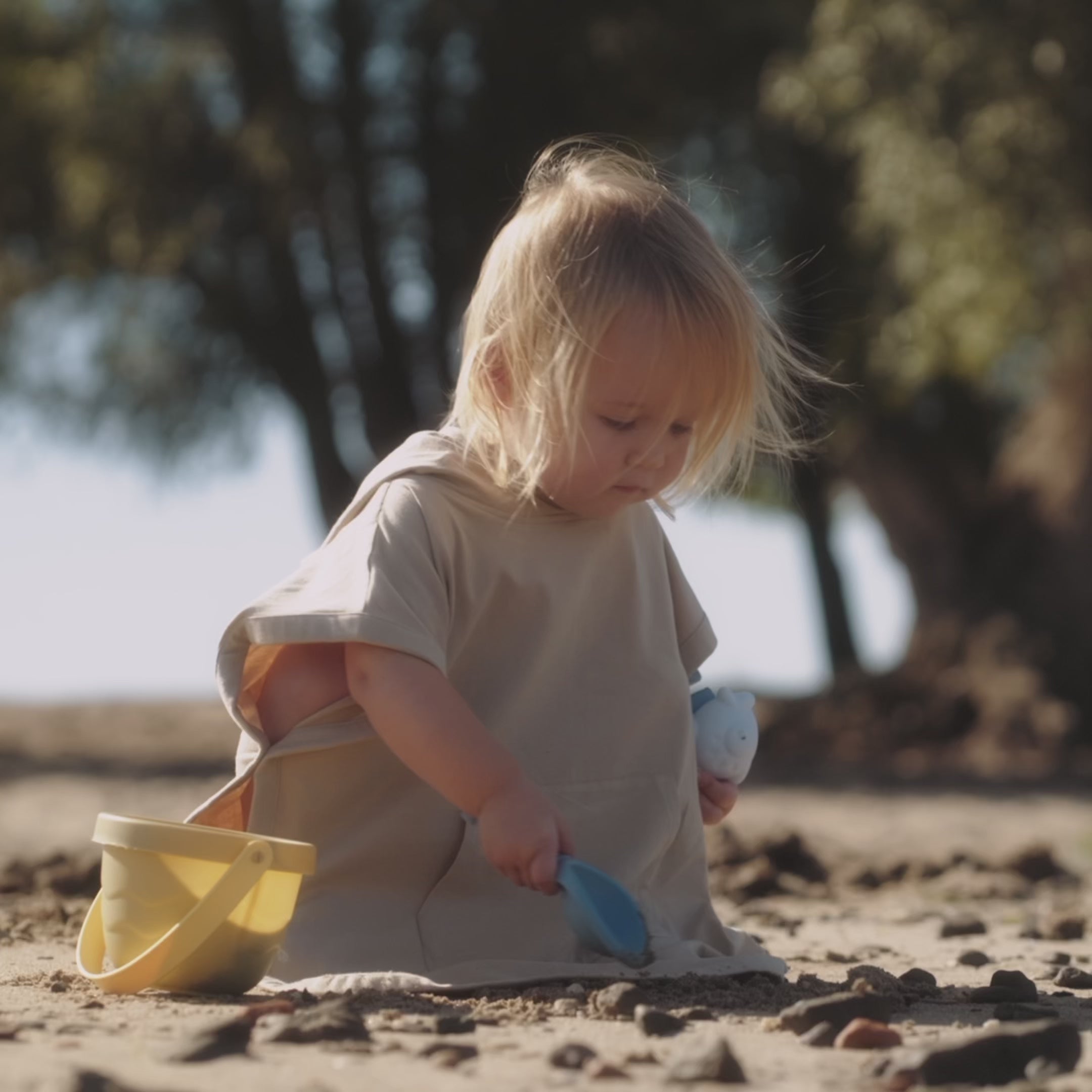 Load video: UV Poncho in Sandy Beach - UPF 50+