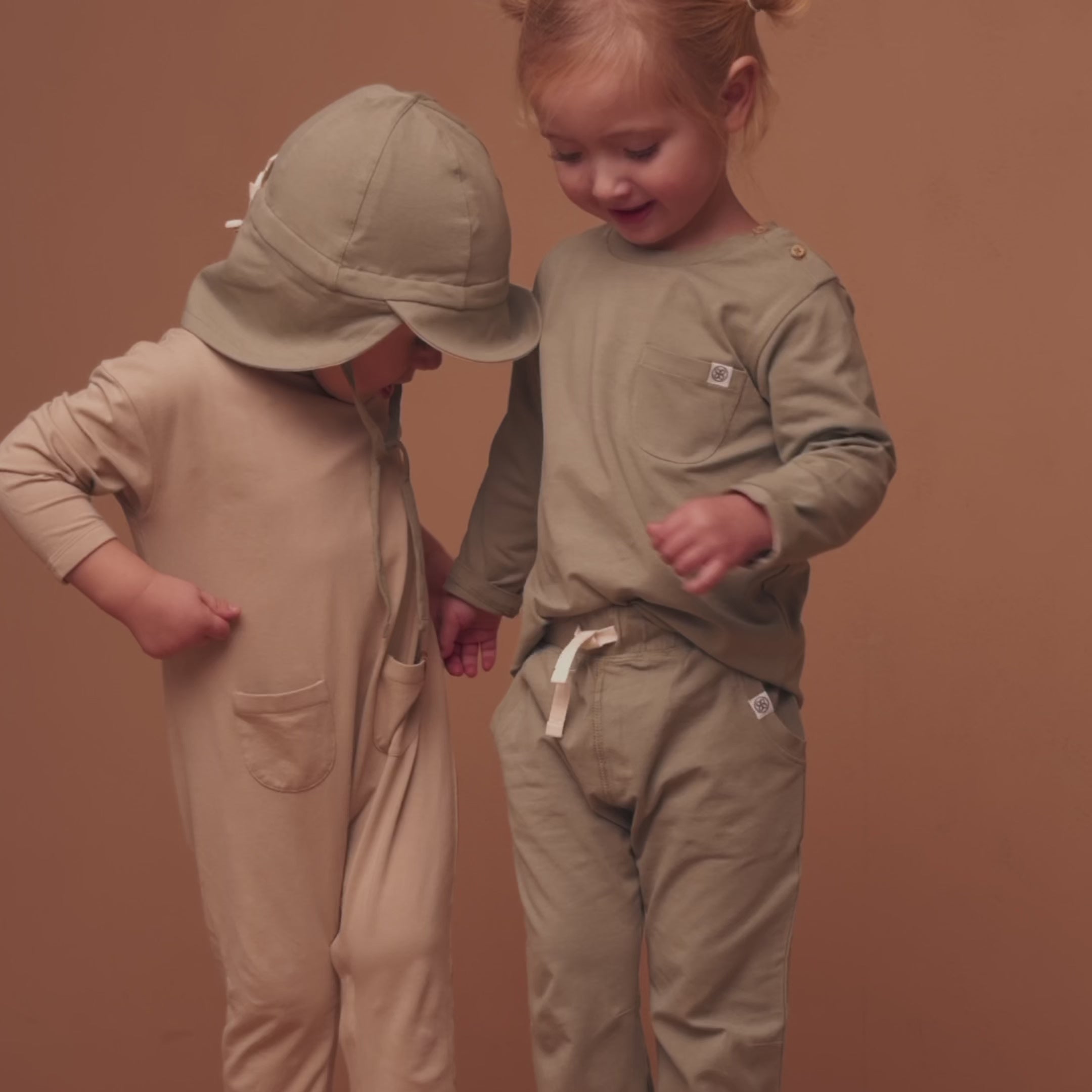 Load video: Jogger pants in Olive Green - UPF 50+
