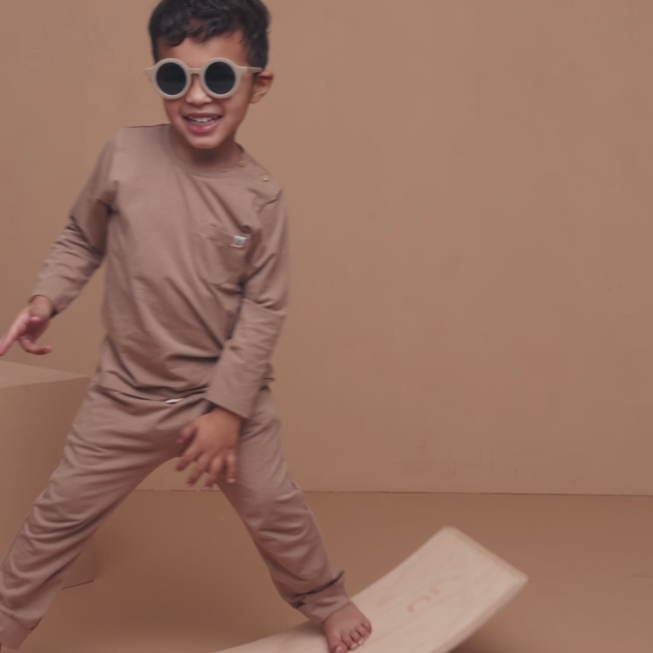 Load video: Longsleeve in Peanut Brown - UPF 50+