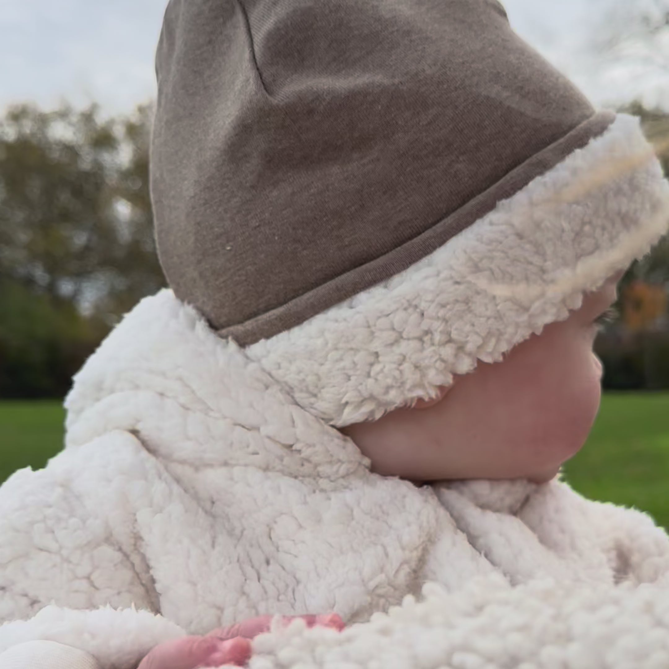 Load video: Teddy hat in Brown (Reversible)
