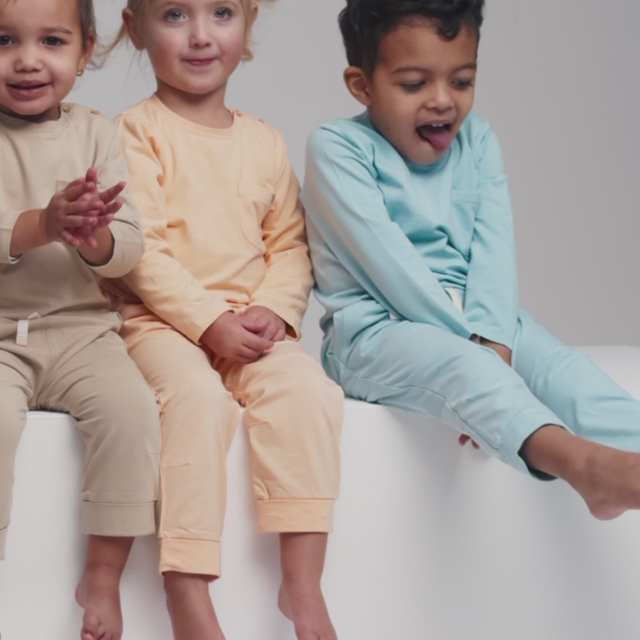 Load video: Jogger pants in Peachy Summer - UPF 50+